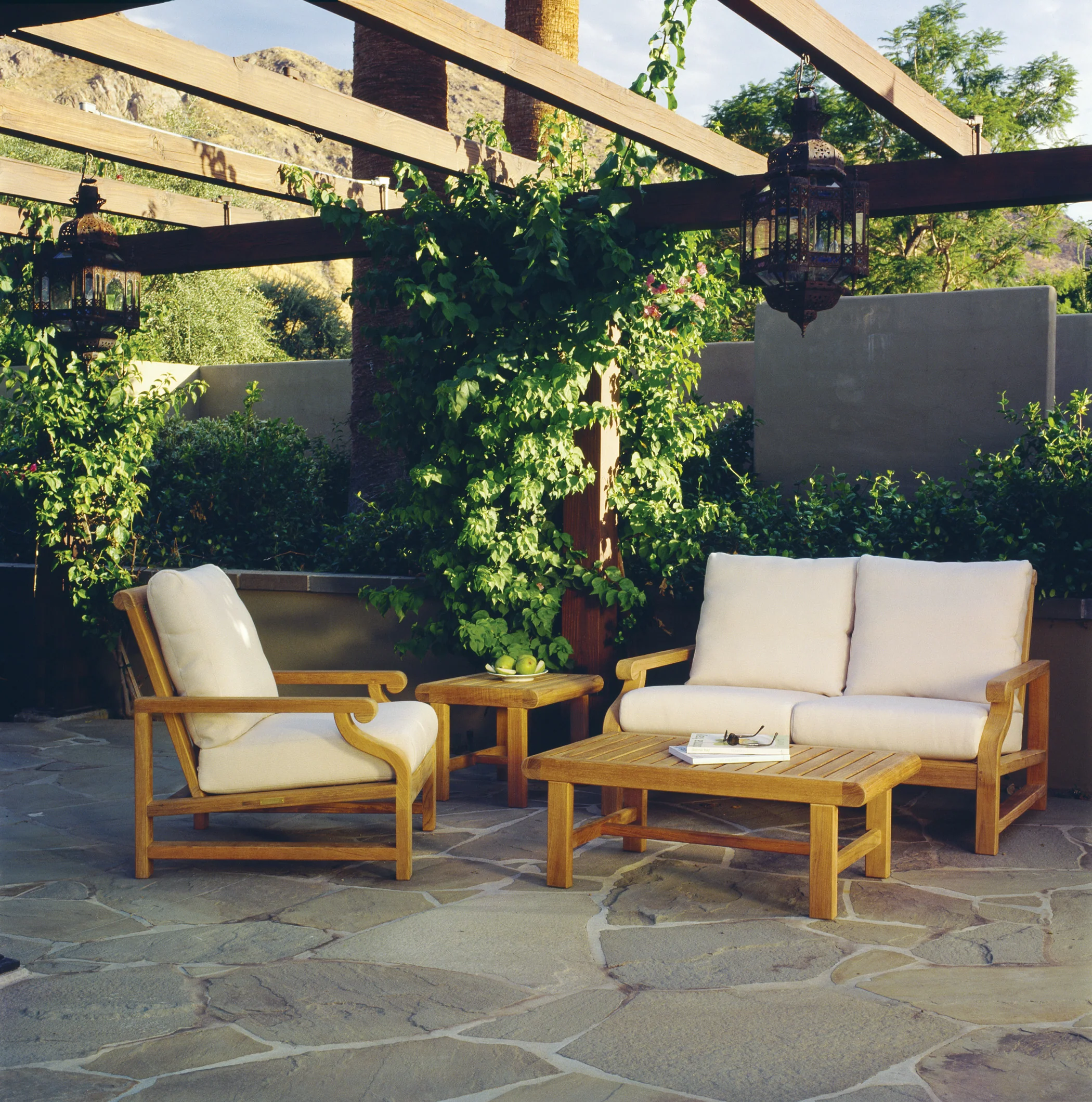 Settee — Kingsley Bate range-page photograph