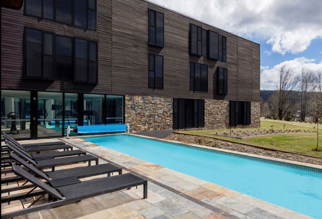 Hotel poolside, Marysville, Victoria, Australia — Calma una in place