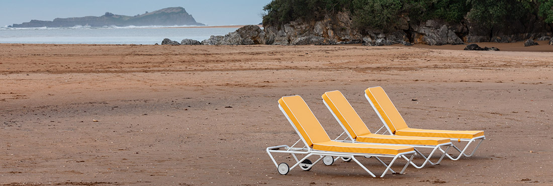 Sun lounger with cushion and wheels — iSiMAR archive photograph