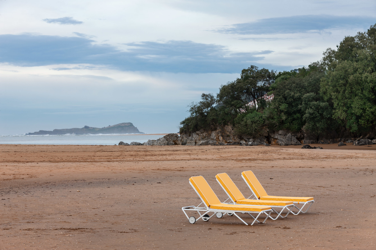 Sun lounger with cushion and wheels — iSiMAR archive photograph