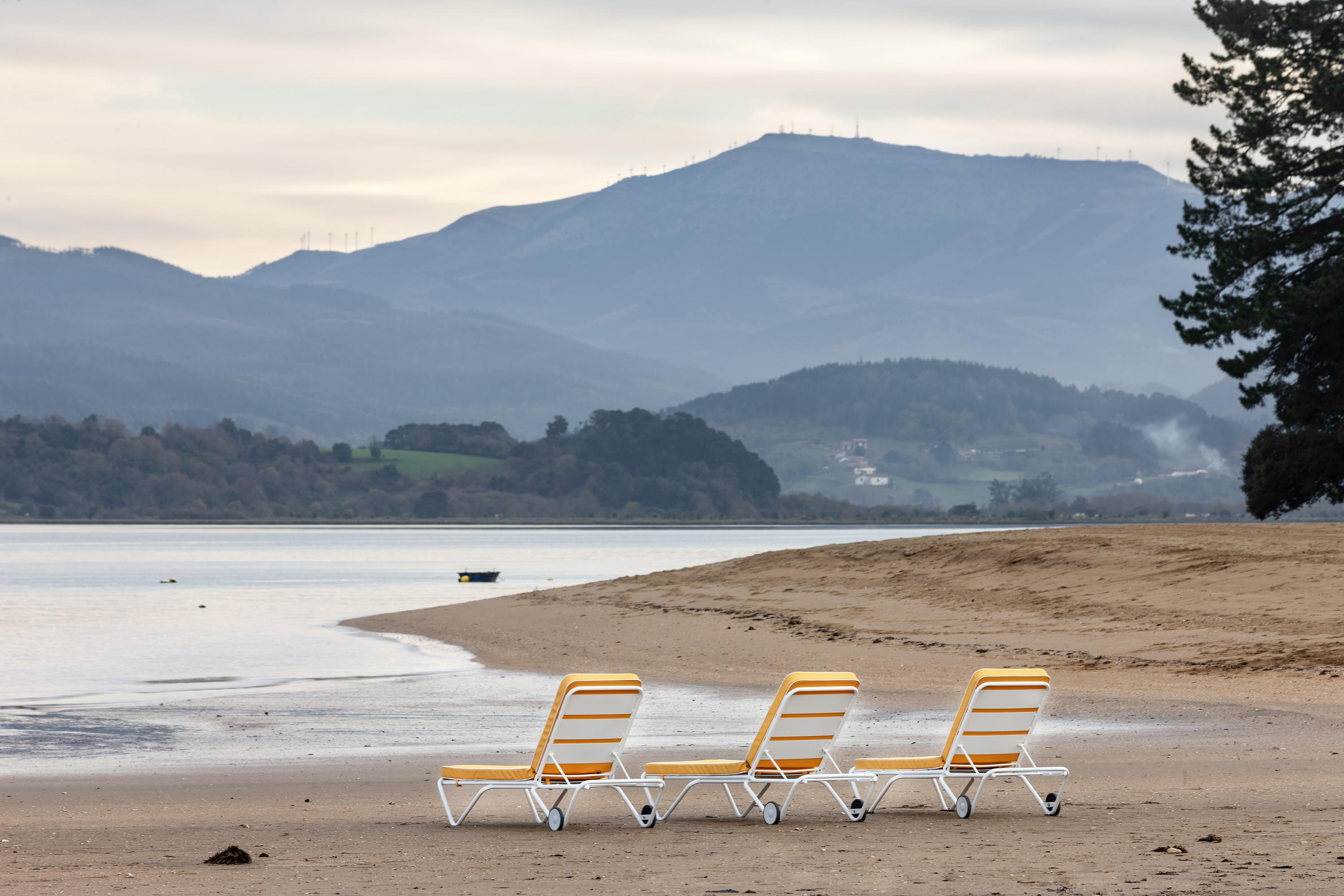 Sun lounger with cushion and wheels — iSiMAR archive photograph