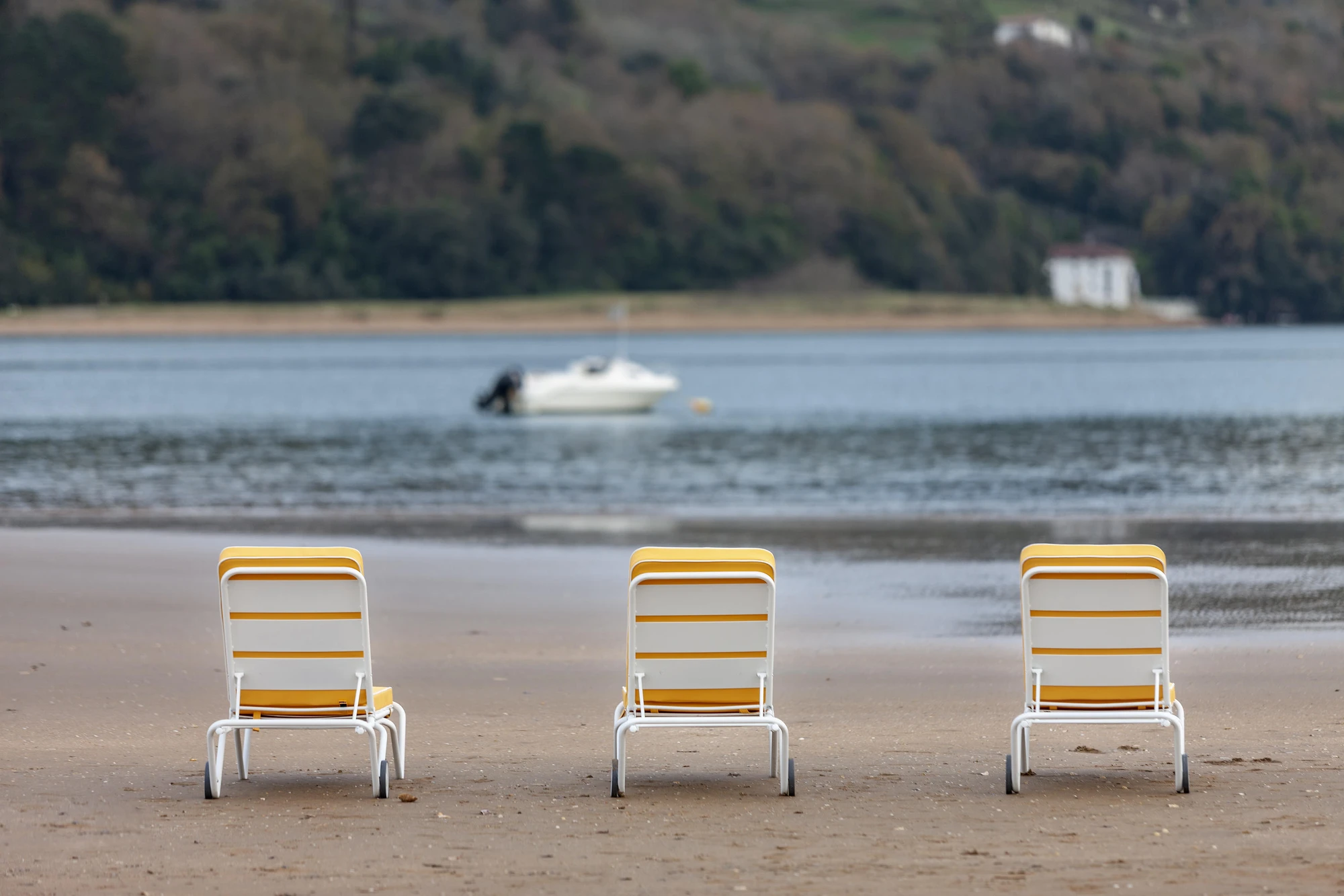 Sun lounger with cushion and wheels — iSiMAR archive photograph