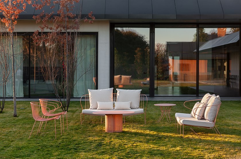 Arena Table / Bolonia Sofas & Poltrona, Arena Table & Capri Table / Pastel Pink RAL 3012 — iSiMAR catalogue photography