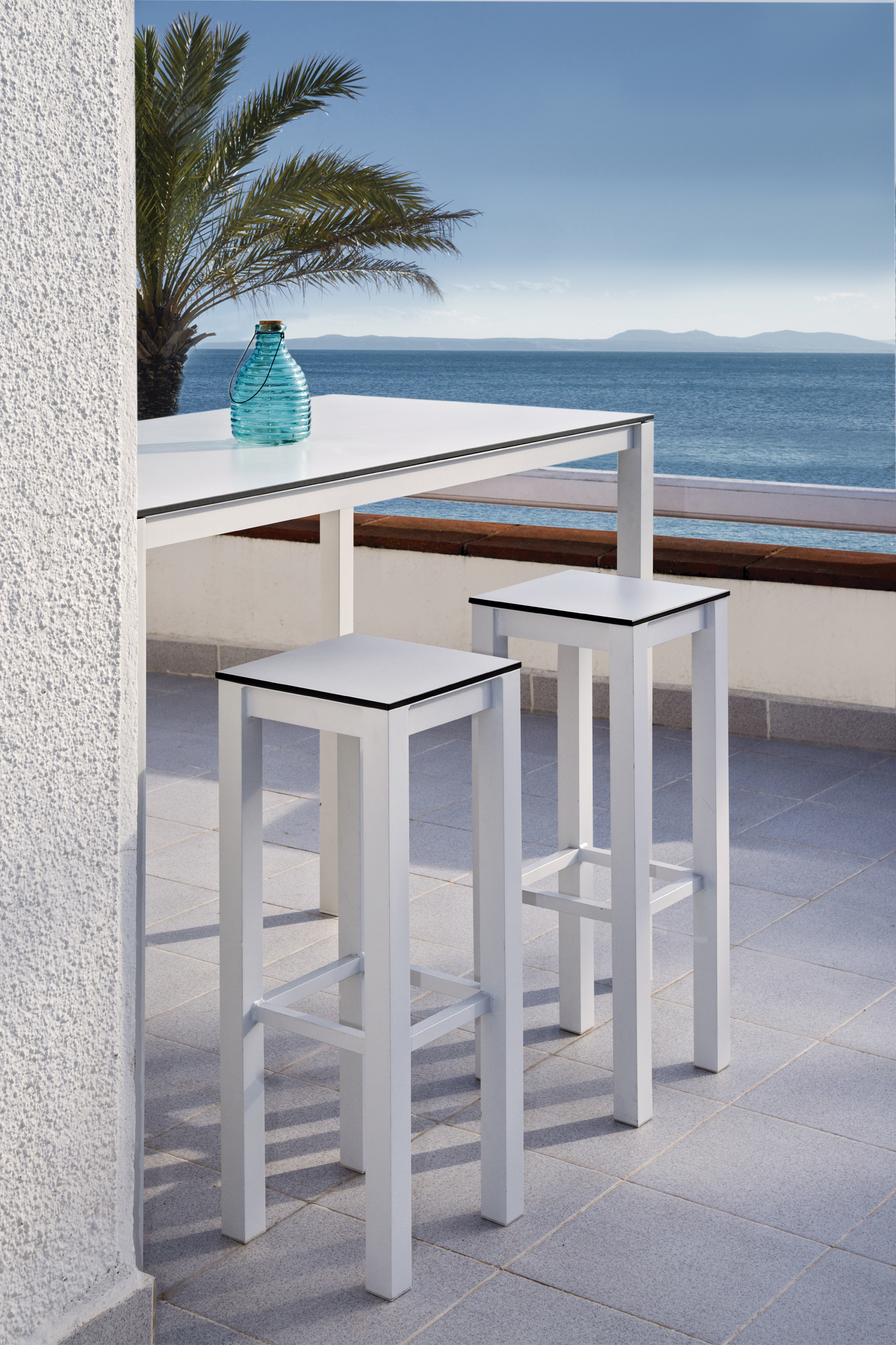Una rectangular dining table — CALMA archive photograph