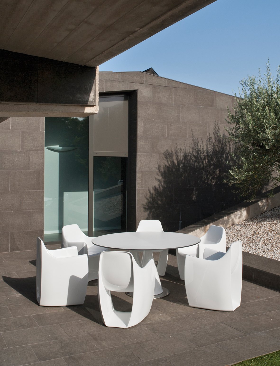 Pot dining round table — CALMA archive photograph