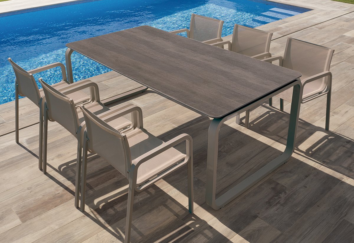 Due dining table — CALMA archive photograph