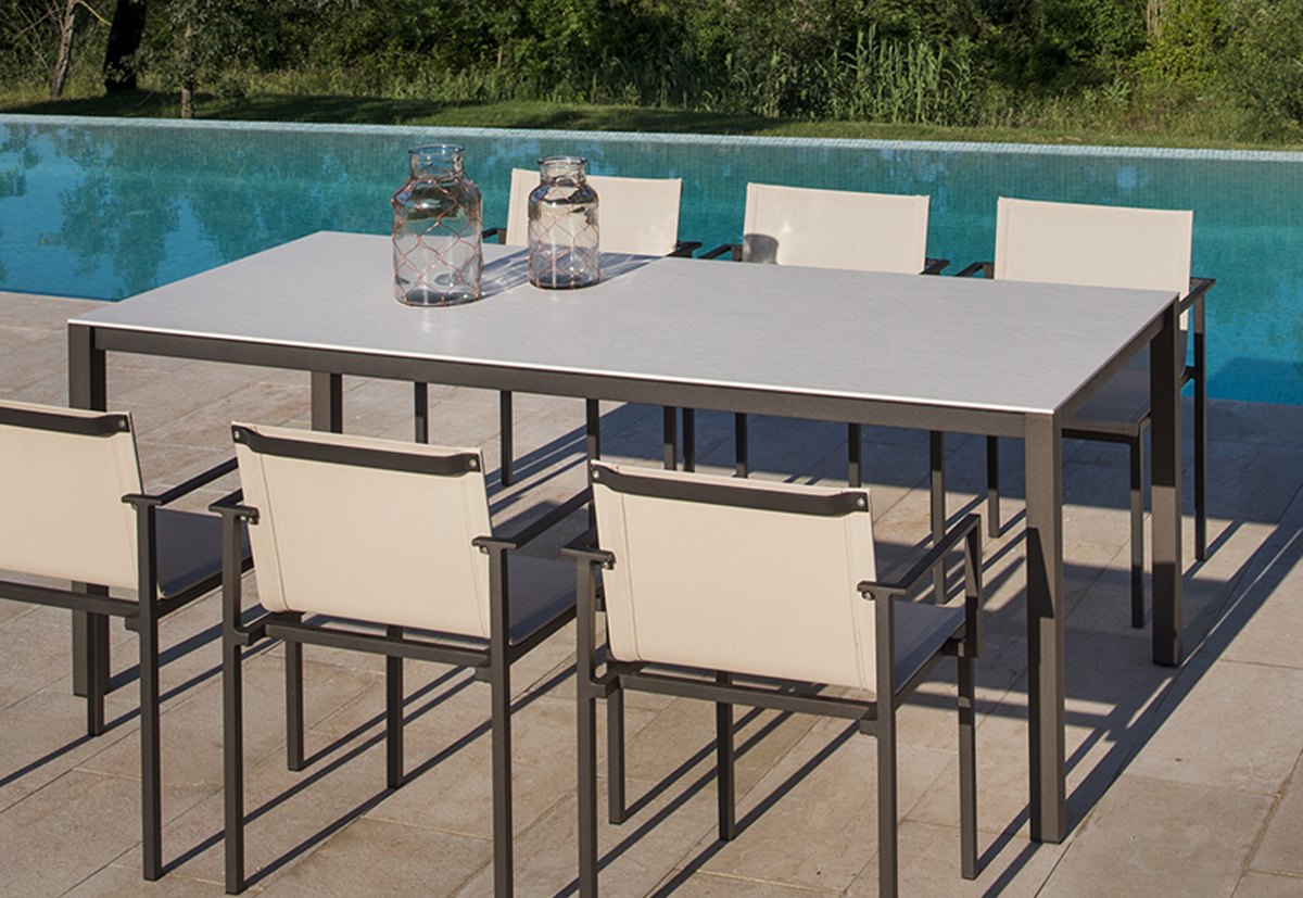 Una rectangular dining table — CALMA archive photograph