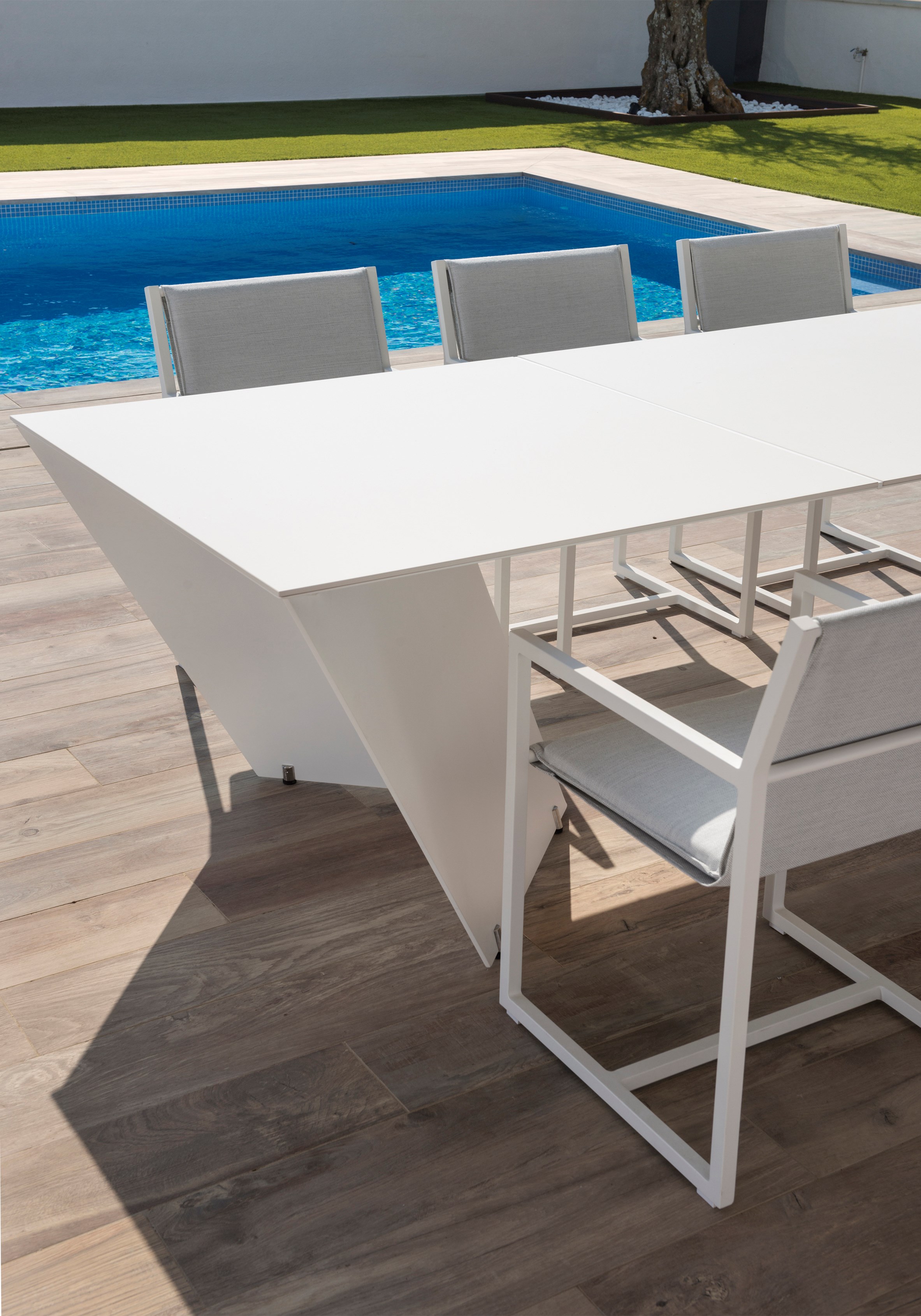 Angle dining table — CALMA archive photograph