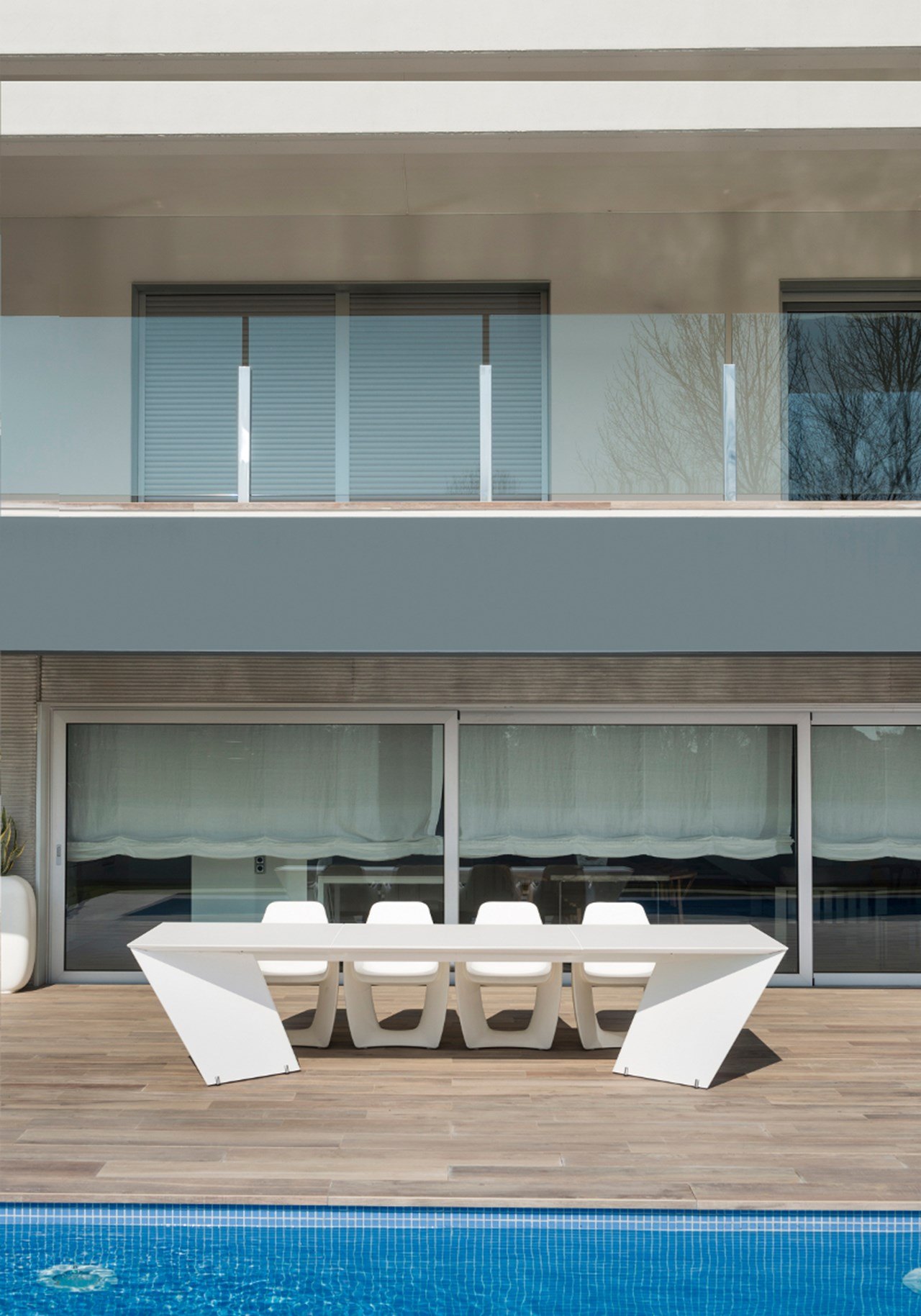 Angle dining table — CALMA archive photograph