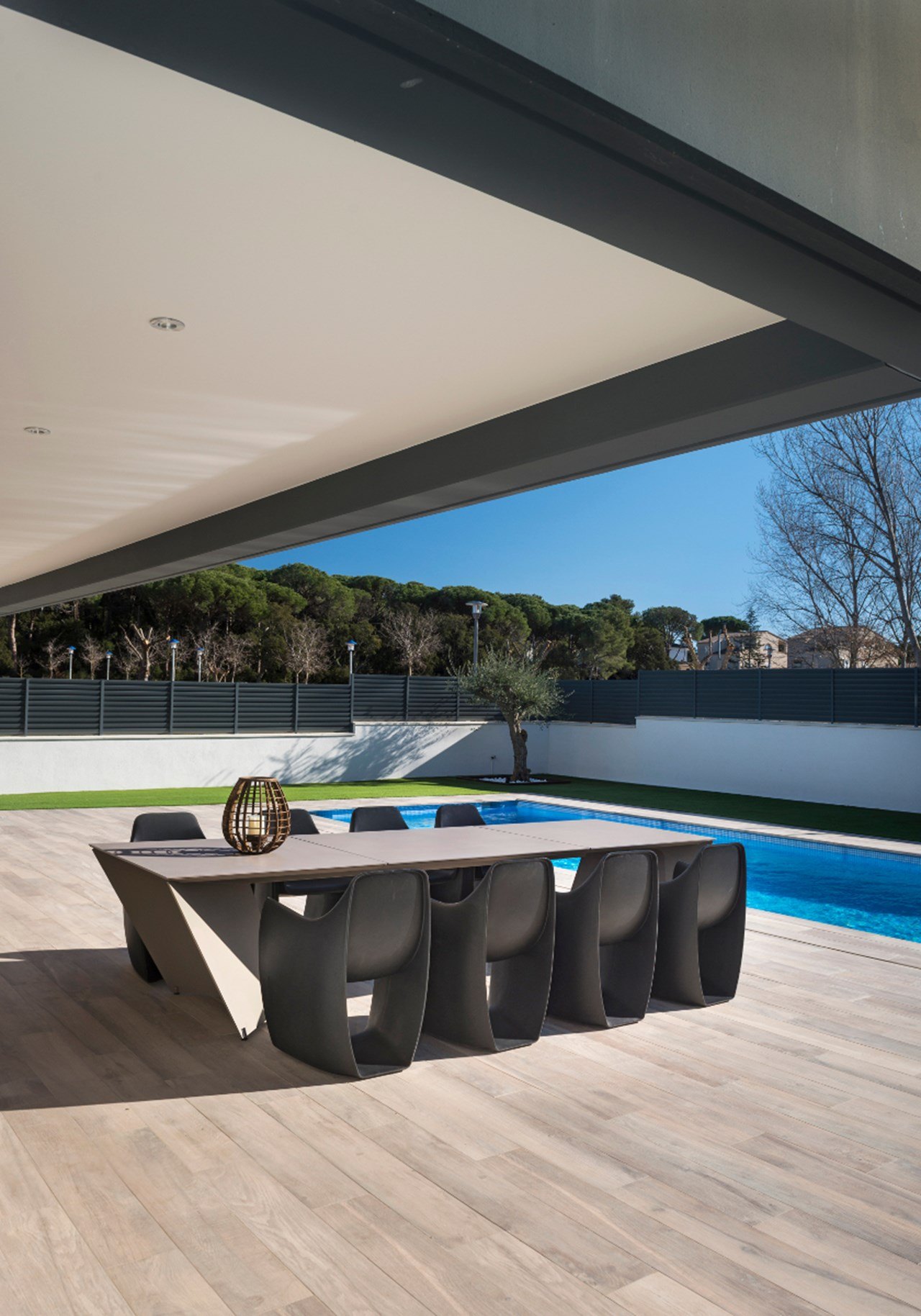 Angle dining table — CALMA archive photograph