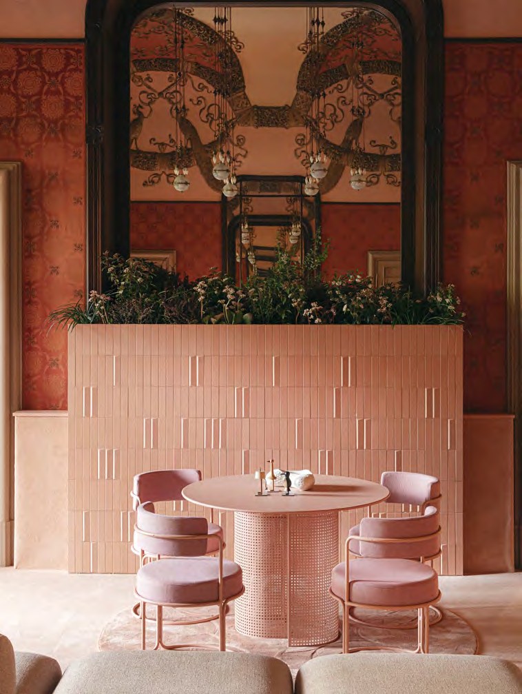 Arena dining table & Paradiso chairs / Pastel pink RAL 3012 / Bloom Pink — iSiMAR catalogue photography
