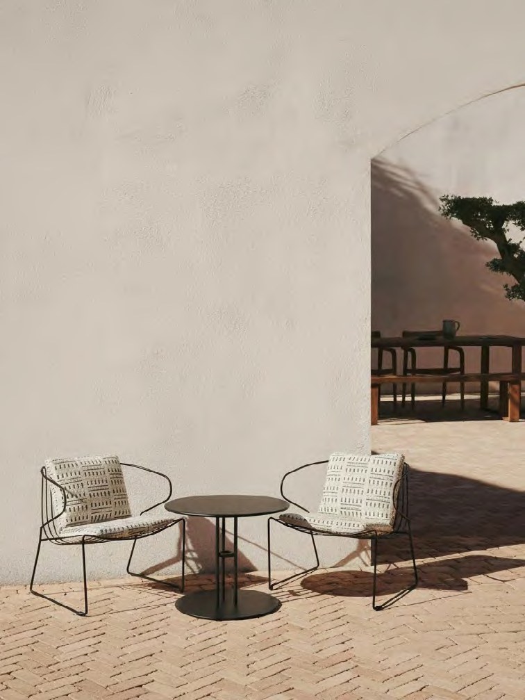 Bolonia lounge with fluffy cushion & Paradiso low table / Night Black RAL 9011 / Milpa Totomoxtle grey — iSiMAR catalogue photography