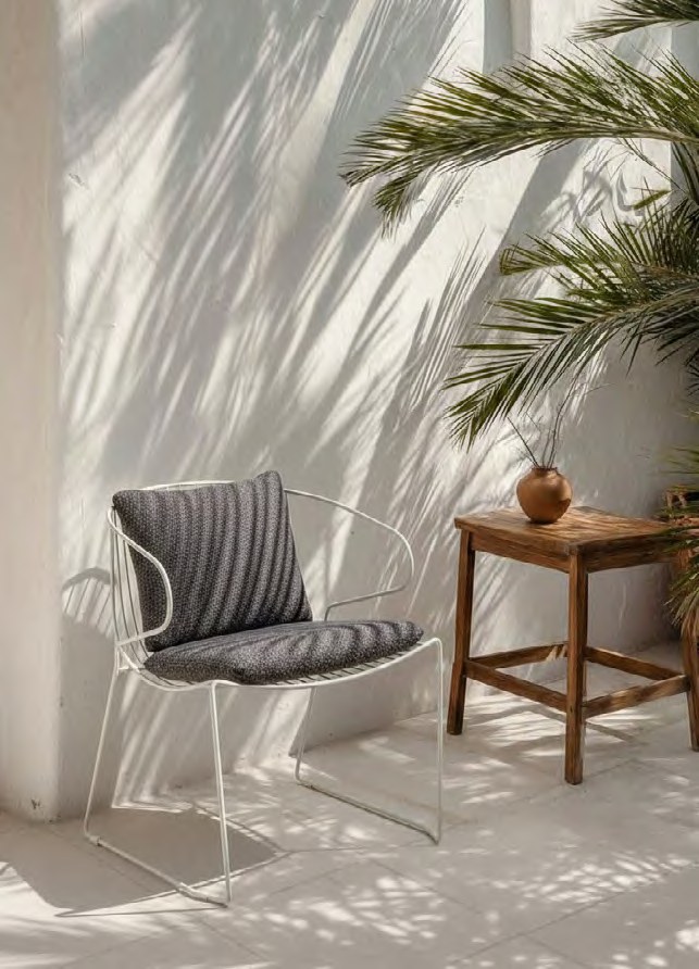 Bolonia poltrona with fluffy cushion / Ibiza white RAL 9016 / Carat Azurite — iSiMAR catalogue photography