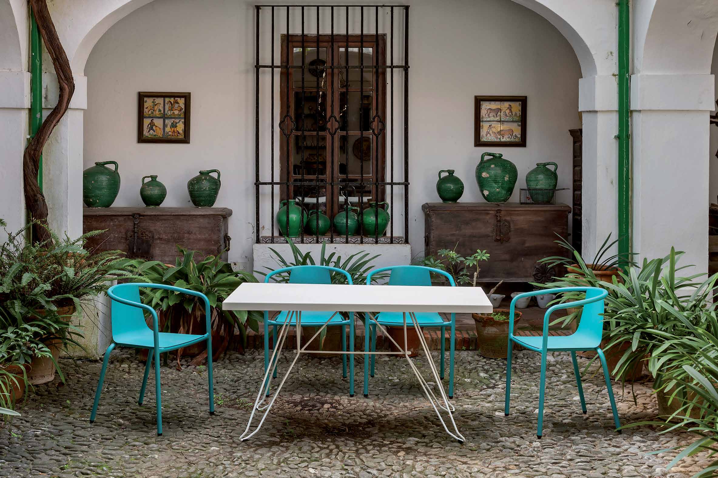 Cádiz Armchairs & Cadaqués Table / Agata blue RAL 5018 / Ibiza White RAL 9016 — iSiMAR catalogue photography