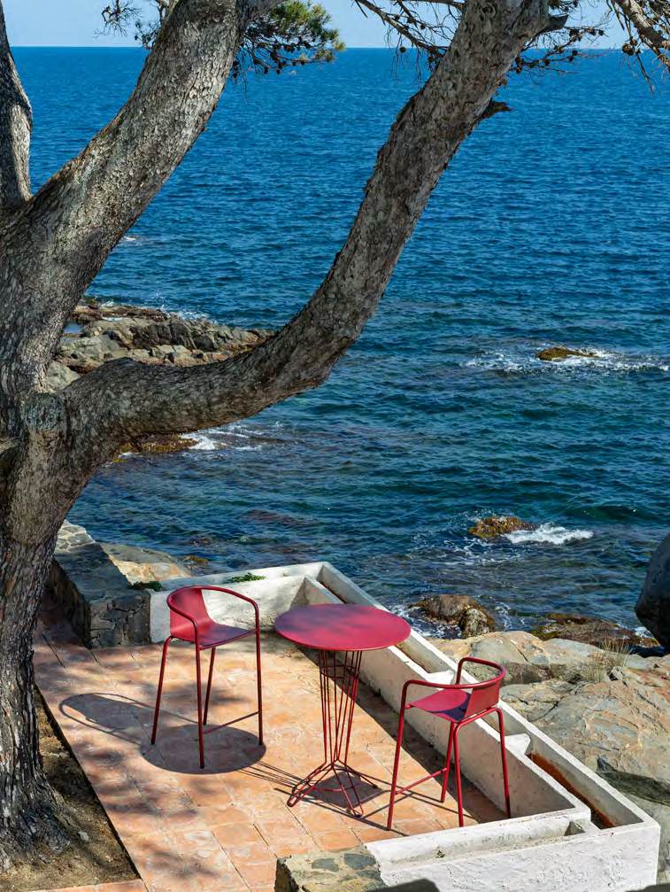 Cadiz stool & Nostrum high table / Red wine RAL 3004 — iSiMAR catalogue photography