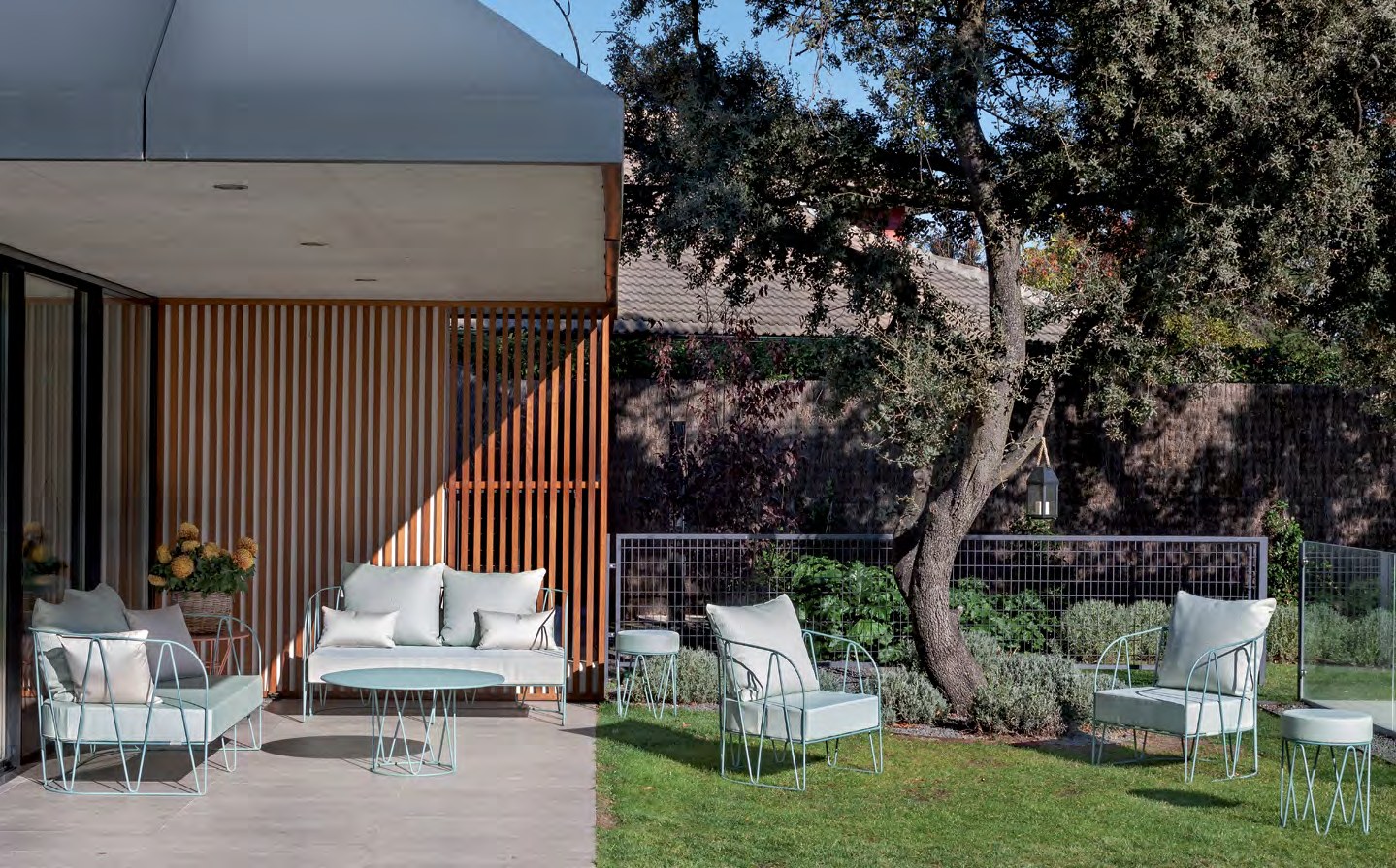 Lagarto two seater sofa & Lagarto table / Emerald green / Prades Cliff 1018 / Lagarto poltrona & mini stool / Emerald green / Prades Cliff 1018 — iSiMAR catalogue photography