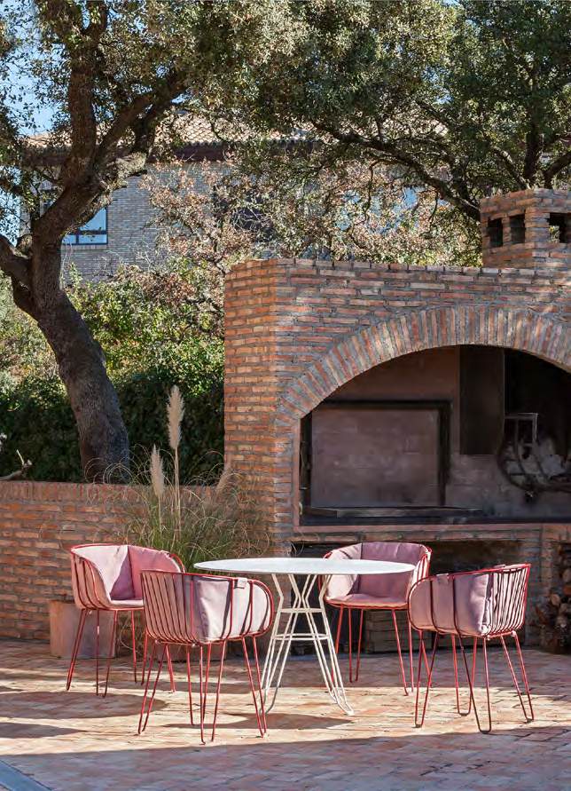 Olivo upholstered armchair / Geranium red RAL 3020 / Panama Plateau 1016 / Capri table / Ibiza white RAL 9016 — iSiMAR catalogue photography