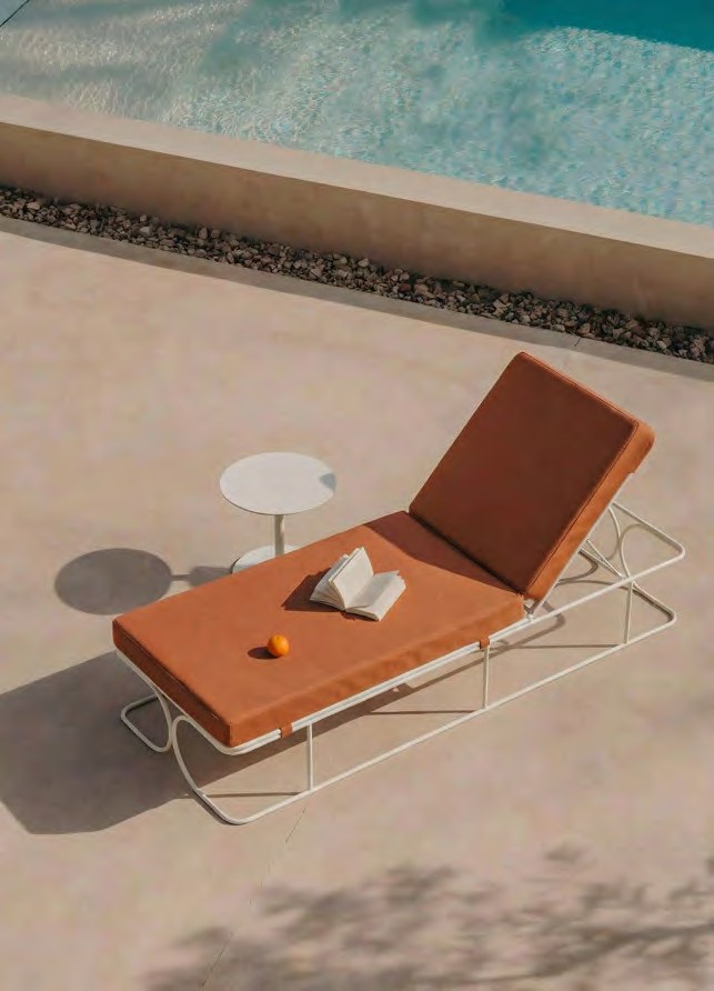 Paradiso sunlounger & Eivissa table / Beige cream RAL 1013 / Basket Halzenut — iSiMAR catalogue photography
